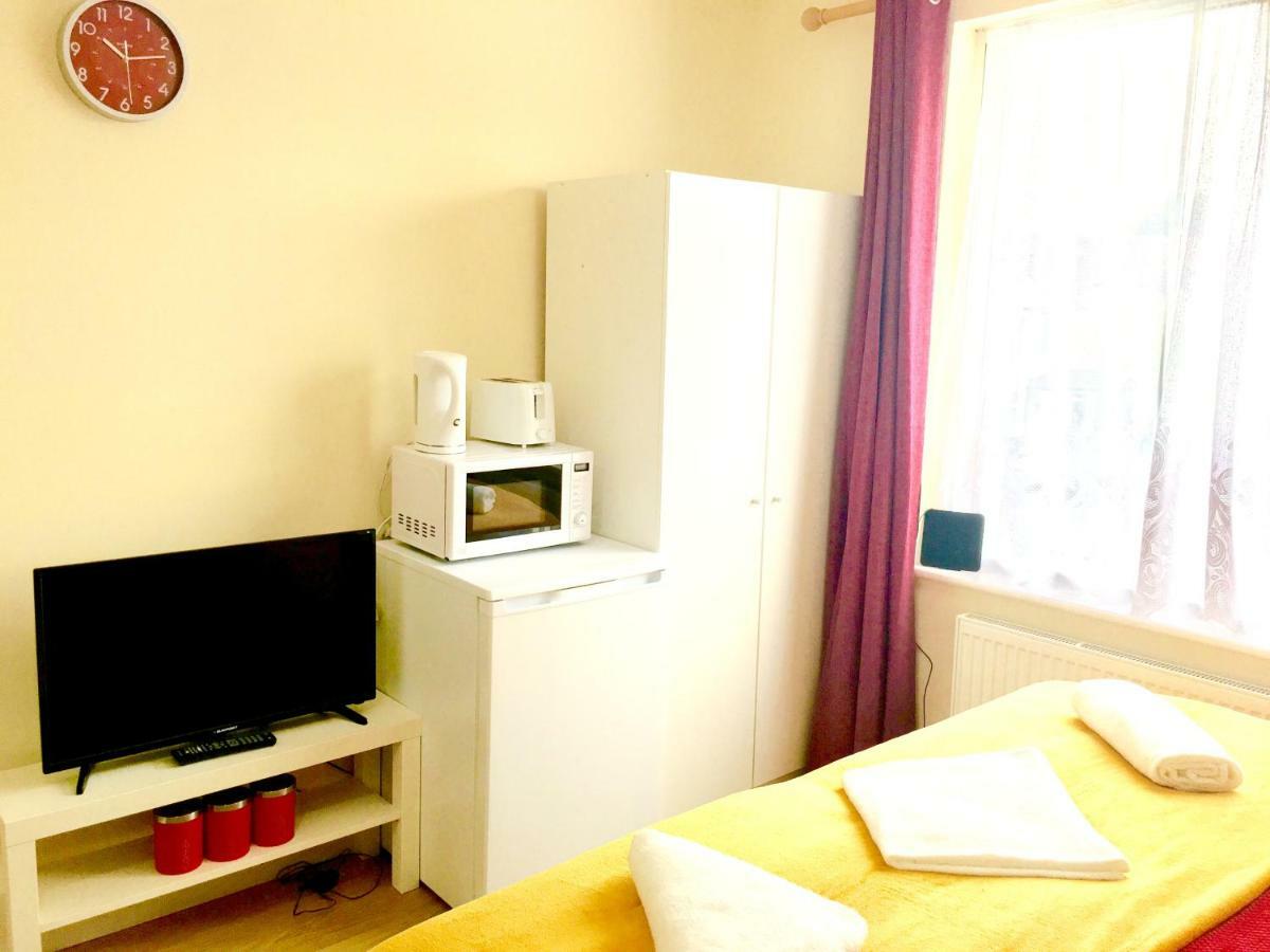 Studio Apartment, Private Bathroom And Parking Ilford Exterior foto